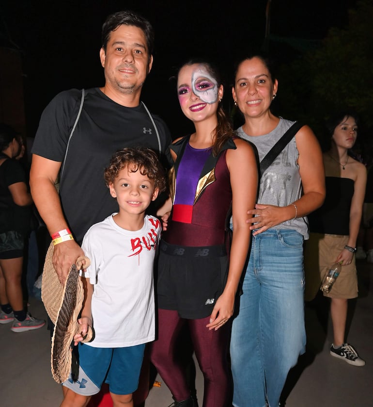 Marcelo, Ignacio y Fernanda Ruiz y Leticia Molas.