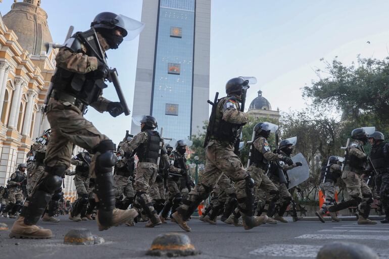 Militares corren frente a la sede del Gobierno de Bolivia, este miércoles en La Paz (Bolivia).