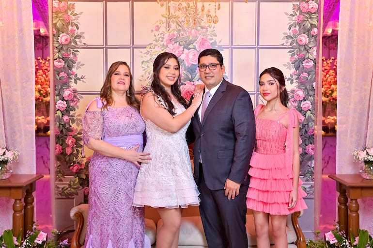 La quinceañera junto a sus padres Julio López y Viviana Martínez y su hermana.