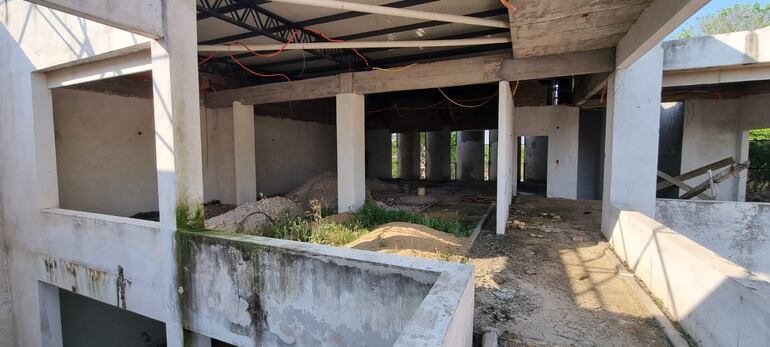 En estado de abandono se encuentra la obra inconclusa del palacete municipal de San Juan Bautista, Misiones.