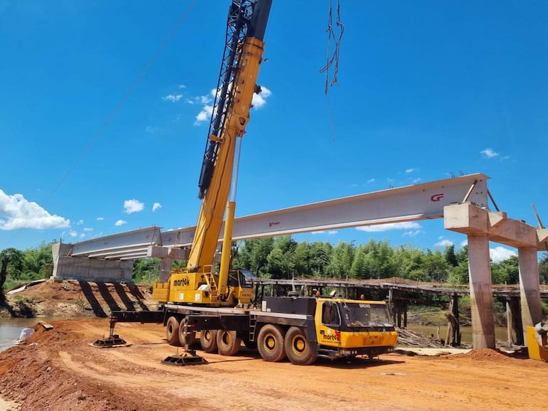 Proceso de instalación de las vigas prefabricadas en el puente Cañada Tiri de Yuty.