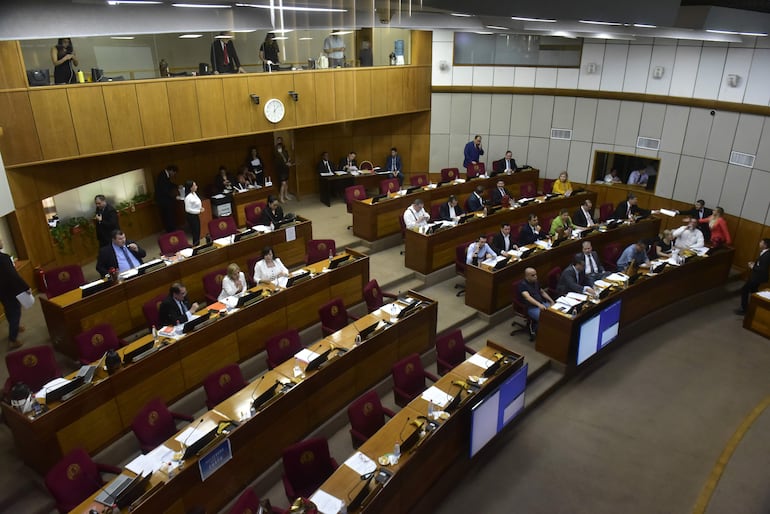 El Senado, en sesión extraordinaria, rechazó ayer el veto del Poder Ejecutivo al proyecto  que prevé  aumentazos salariales para funcionarios del Poder Judicial.