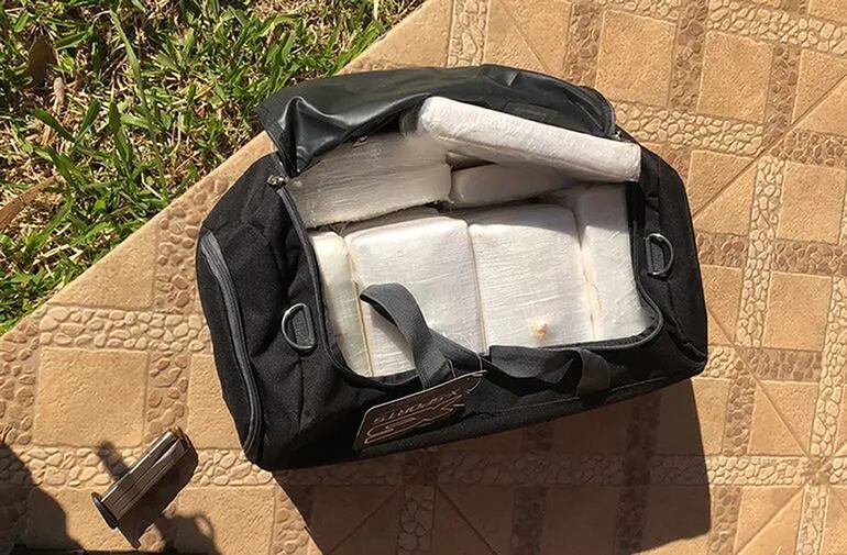 Los panes de cocaína eran trasladados en bolsas de tela y estaban listos para su comercialización.