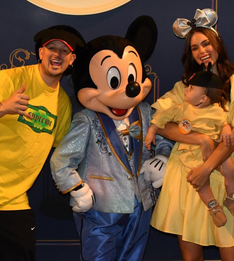 Pablo Mejía, Bruno y Stephi Stegman posando divertidos con Mickey. (Instagram/Stephi Stegman)