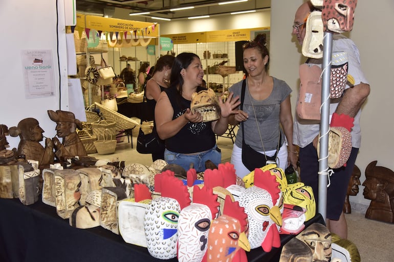 Tallas en madera, trabajos en cestería y muchas más opciones se pueden encontrar en la feria, que se lleva a cabo en el Puerto de Asunción este fin de semana.