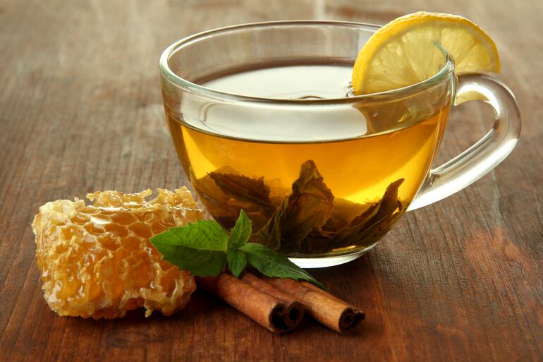 Té con canela y miel de abeja.