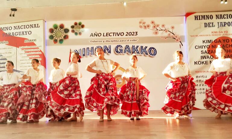 Las bailarinas del Nihon Gakko deleitaron al público presente en el día del folclore.