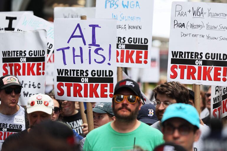 Los miembros del Writers Guild of America East se unen a los miembros de SAG-AFTRA mientras protestan en la oficina de Warner Bros. Discovery NYC el 13 de julio de 2023 en la ciudad de Nueva York. Los miembros de SAG-AFTRA se unieron a un piquete con miembros de WGA para un Día de Solidaridad del Personal de Apoyo, un día después de que expirara su contrato y con miembros que previamente autorizaron una huelga, con casi el 98 por ciento de los votantes a favor.