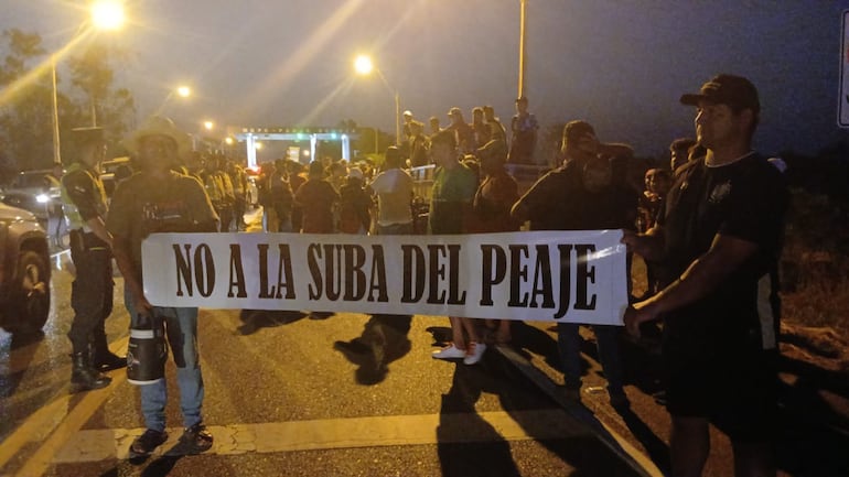 Un grupo de camioneros de diversas ciudades del departamento de Cordillera, se manifiestan frente al peaje de la Ecovía  Luque-San Bernardino