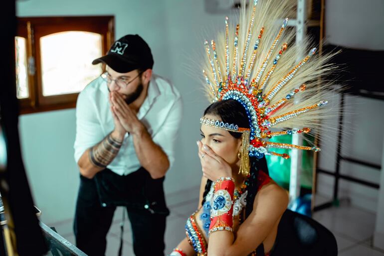 Simón Villalba y Elicena Andrada en el backstage. Foto: Redes sociales del diseñador.