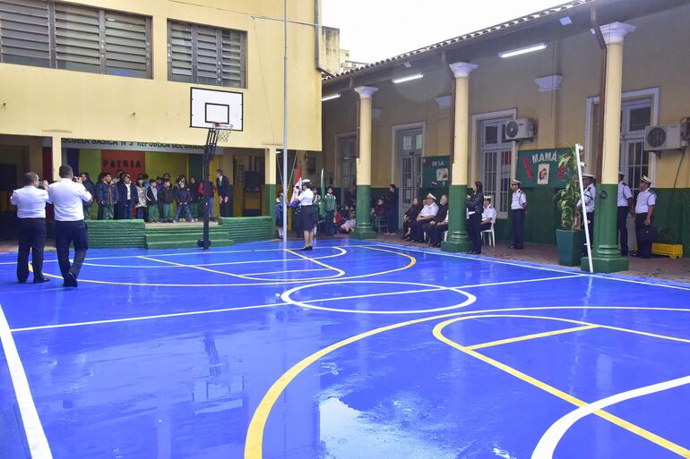 La comunidad educativa de la escuela República del Brasil y los marinos de Mato Grosso compartieron momentos culturales durante la inauguración de mejoras que realizaron los militares del vecino país.