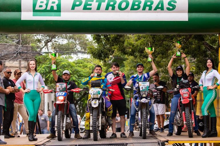 Podio de Motos hasta 250 cc. Grupo N, encabezados Ezequiel Samudio (10).