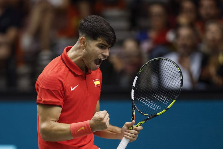 El jugador de la selección española, Carlos Alcaraz, celebra un punto durante su partido ante el jugador de Francia, Ugo Humbert, en la cuarta jornada del Grupo B de las Finales de la Copa Davis que disputan en el Pabellón Fuente San Luis.