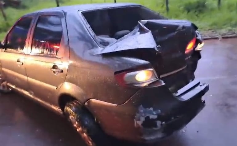 El vehículo chocó por el motociclista y luego fue a impactar contra una columna.