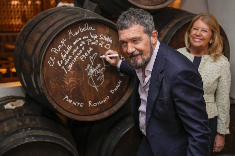 Antonio Banderas firma el barril del nuevo restaurante El Pimpi en Puente Romano, Marbella (Andalucía). (EFE/Juan Carlos Domínguez)
