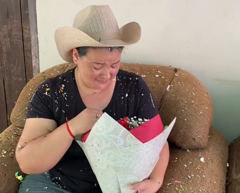 La señora Karina pudo recibir las rosas que cada año le enviaba su esposo por su cumpleaños.