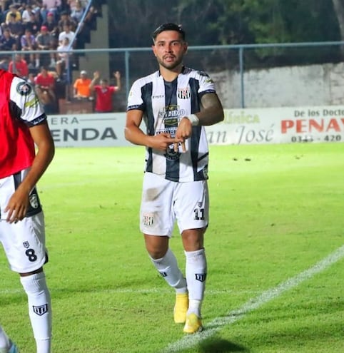 Édgar Villalba celebra el tanto que le dio el triunfo al Deportivo Santaní sobre Atlético Tembetary, en la ronda inaugural del torneo de la División Intermedia. (Foto: Deportivo Santaní)