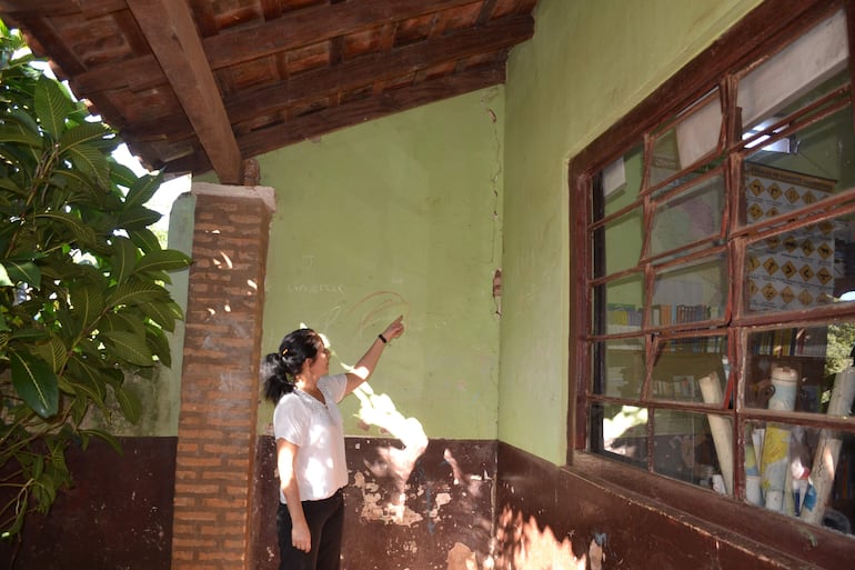 Otra zona del edificio escolar que se está rompiendo cada vez más.