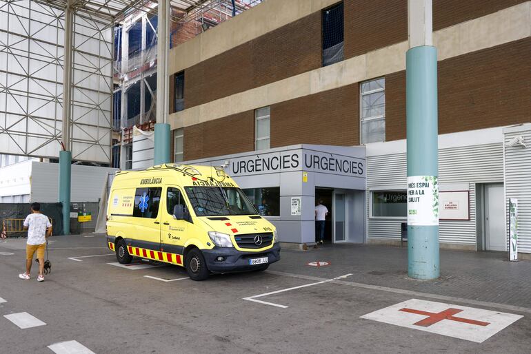 Aspecto del exterior del Hospital Germans Trias i Pujol de Badalona donde está ingresado este jueves Mounir Nasraoui, el padre del jugador internacional del F.C. Barcelona Lamine Yamal, después de sufrir un apuñalamiento ocurrido a primeras horas de la noche del miércoles en Mataró (Barcelona).