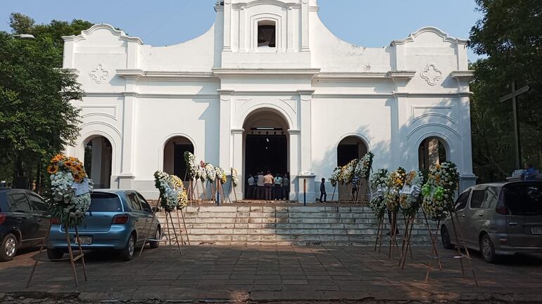 Más de 20 coronas fueron enviadas durante el velatorio hasta el templo Virgen de la Candelaria.