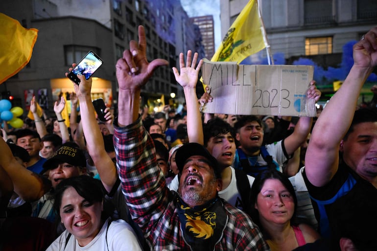 Seguidores de Javier Milei celebran victoria en las elecciones.