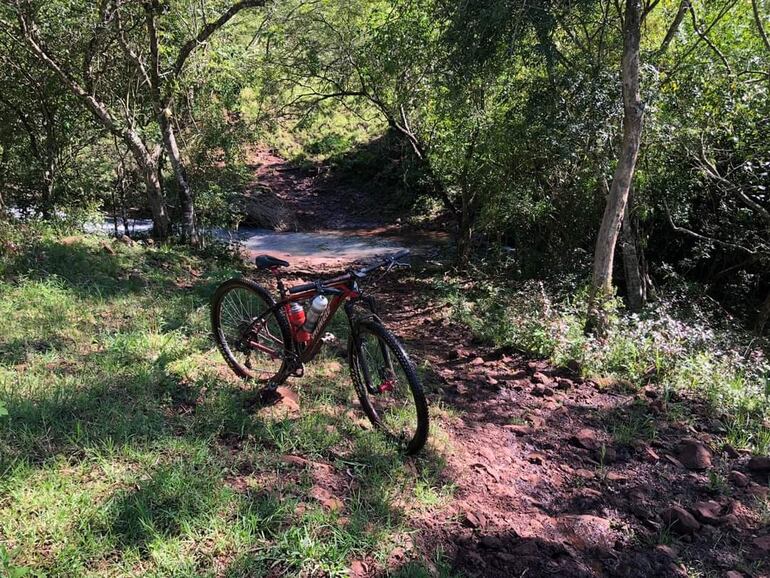 Una bicicleta estacionada en uno de los tramos del Desafío al Ybytyruzú. (Archivo).