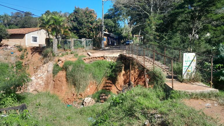 La precaria pasarela ubicada sobre al arroyo Guasu del barrio Mbocayaty de la ciudad de San Antonio.