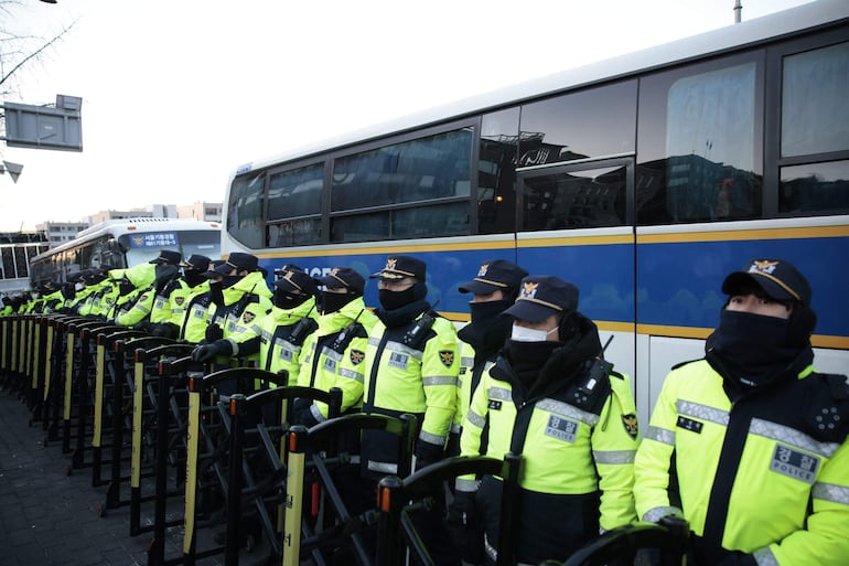 Policías cerca de la residencia del presidente Yoon Suk-yeol en Seúl.