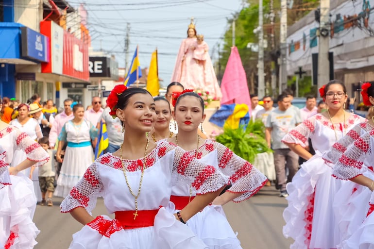 Bailarines con hermosos trajes típicos escoltando la procesión de la Virgen del Rosario. (foto facebook).