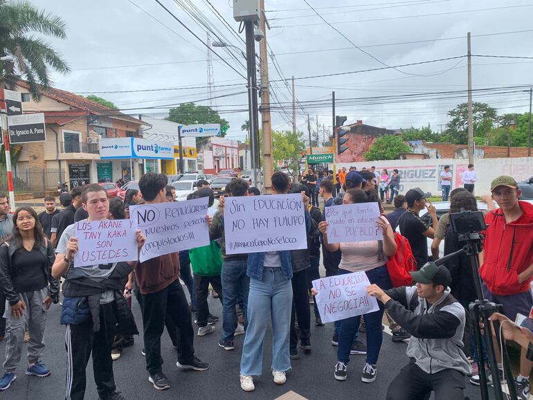 Alumnos manifestándose frente al rectorado de la UNCA.