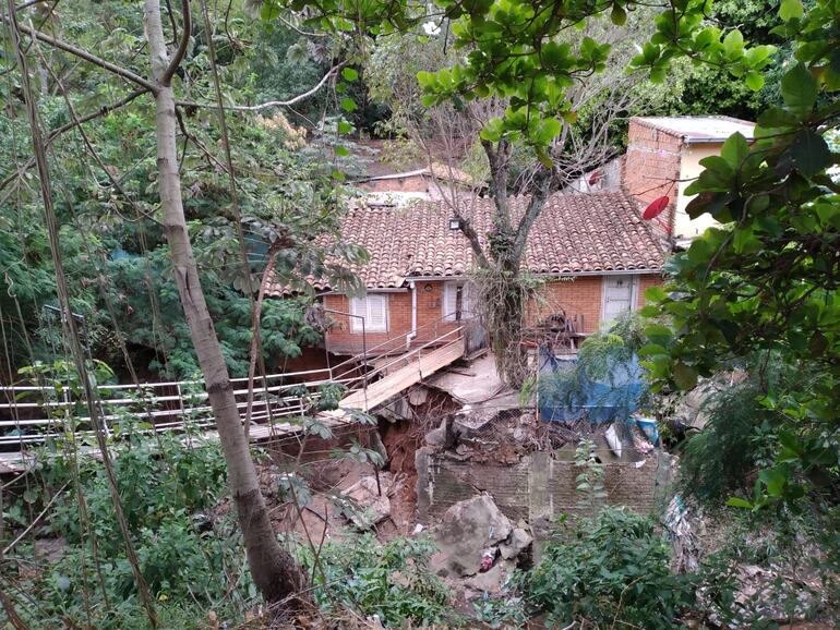 La casa de un vecino del barrio Roberto L. Pettit está por caerse ante la falta de un muro, denuncia.