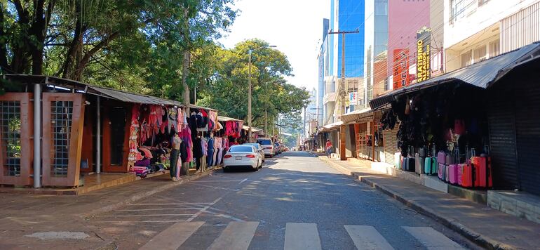 Las calles y avenidas permanecieron mayormente vacías en el centro de Ciudad del Este.