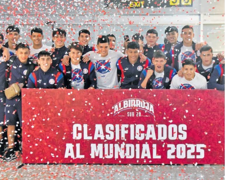 Una verdadera fiesta se vivió durante la bienvenida del plantel albirrojo sub 20 que logró su clasificación al mundial.