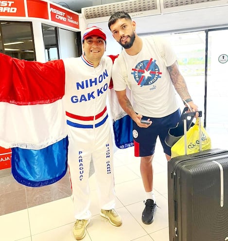 Alan Osmar Alvarenga Ortega (nieto de don Cástulo), nuevo "Pájaro" Campana viajó El Alto para acompañar a la Albirroja. En la foto con Omar Alderete, defensor de la seleccción.