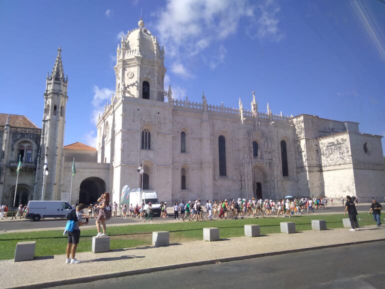 Calles y medios de transporte están abarrotados de jóvenes que vinieron a Lisboa a escuchar al papa Francisco.