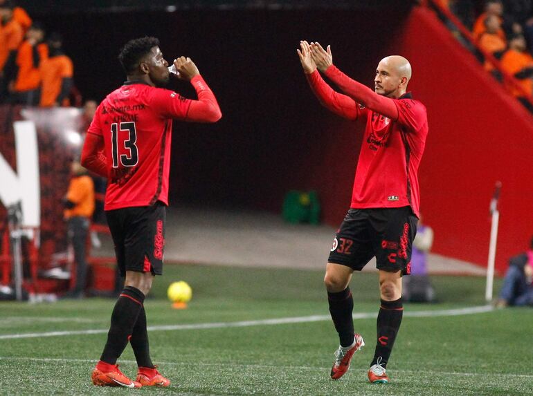 MEX6984.TIJUANA (MÉXICO),26/01/2024.- osé Zuñiga (i) y Carlos González de Tijuana celebran un gol ante Guadalajara, hoy durante un partido por la tercera jornada del torneo Clausura 2024 de la Liga MX del fútbol mexicano, disputado en el Estadio Caliente, en Tijuana (México). EFE/Alejandro Zepeda
