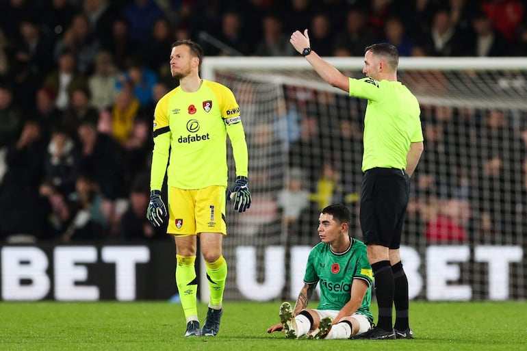 El mediocampista paraguayo #24 del Newcastle United, Miguel Almirón (C), reacciona después de resultar herido durante el partido de fútbol de la Premier League inglesa entre Bournemouth y Newcastle United en el Vitality Stadium de Bournemouth, sur de Inglaterra, el 11 de noviembre de 2023.