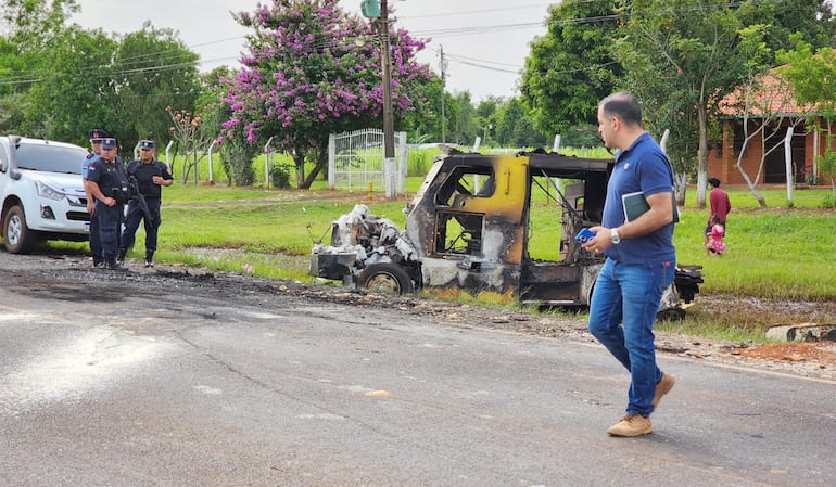 Un oficial de civil y otros agentes uniformados cerca de los restos del camión quemado de Prosegur.