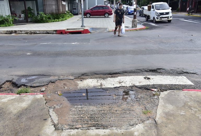 Asfaltado roto, rampla para personas con discapacidad, inservible, en una de las esquinas que será zona tarifada desde el martes.