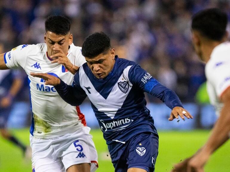 Claudio Aquino (d), jugador de Vélez Sarsfield.