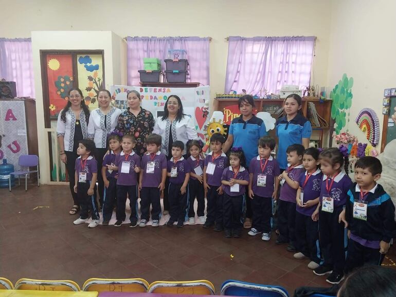 Alumnos del prejardín, turno tarde, de la escuela Miguel Angel Rodríguez de Ñemby participaron de la feria pedagógica.