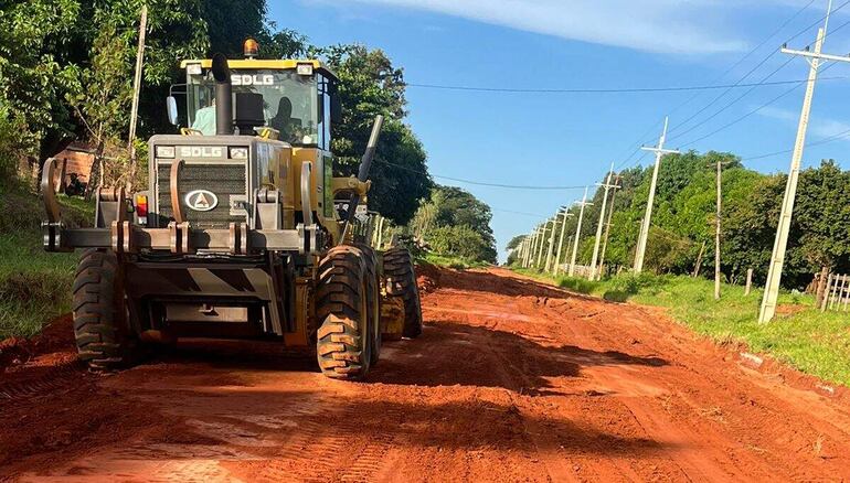 La nueva motoniveladora adquirida por la comuna de Yataity del Norte ya se encuentra realizando el arreglo de los caminos vecinales.