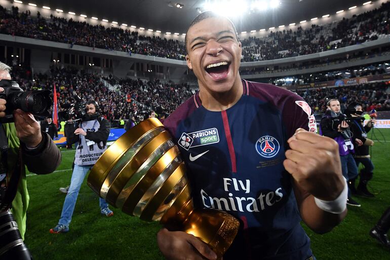 El francés Kylian Mbappé, jugador del París Saint-Germain, celebra un título en Francia. 
