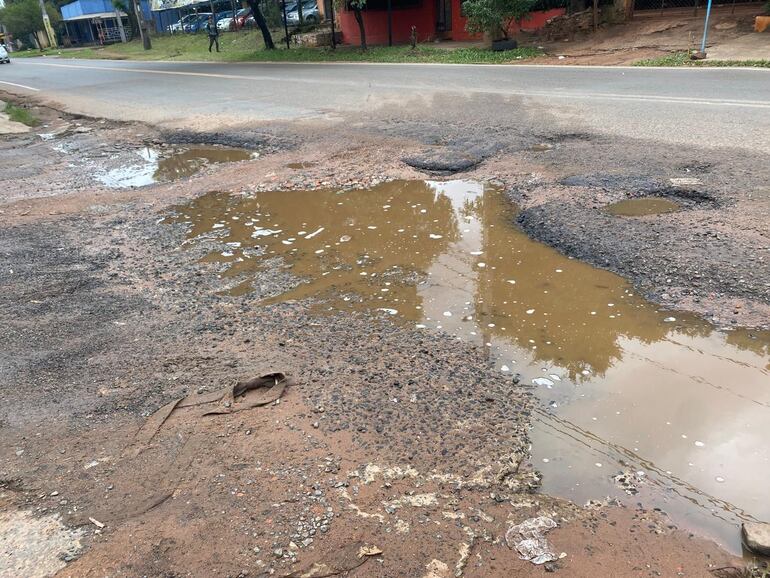 Bache y agua servida en la calle Coronel Martínez.