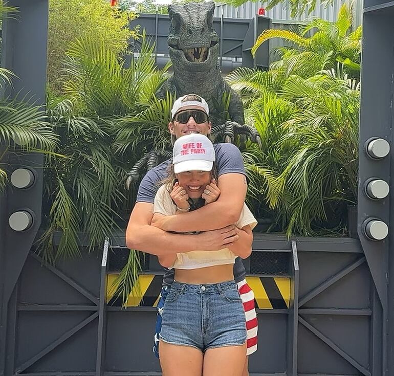 Millie Bobby Brown y Jake Bongiovi disfrutan su luna de miel en los parques temáticos de Orlando.