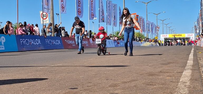 Décima Carrera de Triciclos en Encarnación.