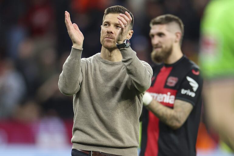 El español Xavi Alonso, entrenador de Bayer Leverkusen, saluda a los aficionados después del partido frente al Stuttgart por la Bundesliga.