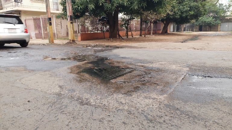 Agua servida de cloaca en Fernando de la Mora