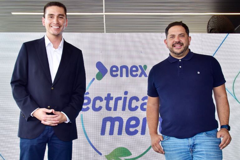 Nicolás Herrera, gerente de Planificación Comercial de Enex, y Dani Da Rosa, presentador de la promo.