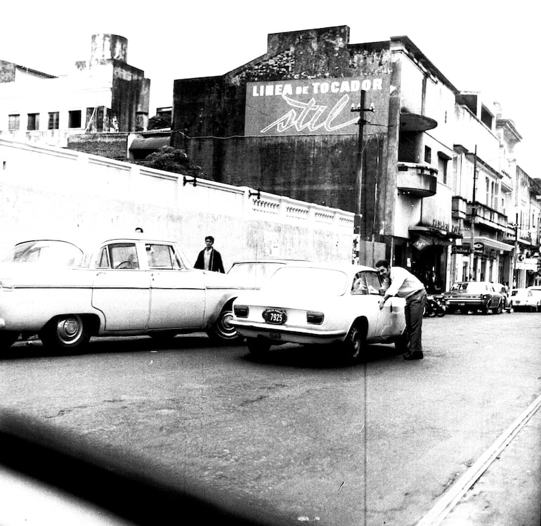 Parar el auto y conversar en plena calle Palma era una mala costumbre bien arraigada en Asunción en los setenta.